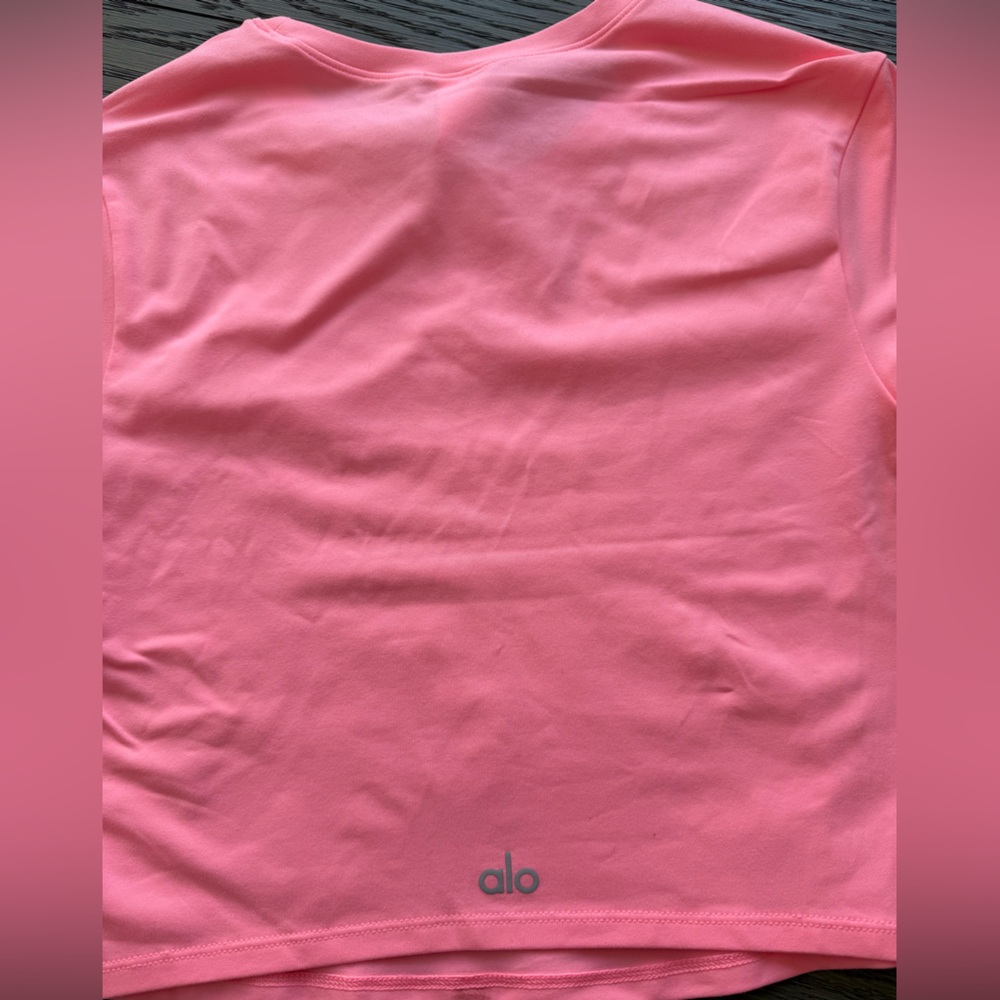 ALO SOFT CROP, FINESSE SHORTSLEEVE, NEON BUBBLEGUM, SIZE M - Picture 4 of 5
